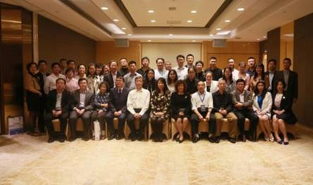 綿陽市市場信息協(xié)會會長許登祥在全國大會作交流發(fā)言