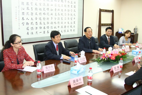 盧時(shí)徹會(huì)長(zhǎng)會(huì)見(jiàn)法國(guó)上議院議員、克呂茲市市長(zhǎng)讓 克勞德 萊瑞  