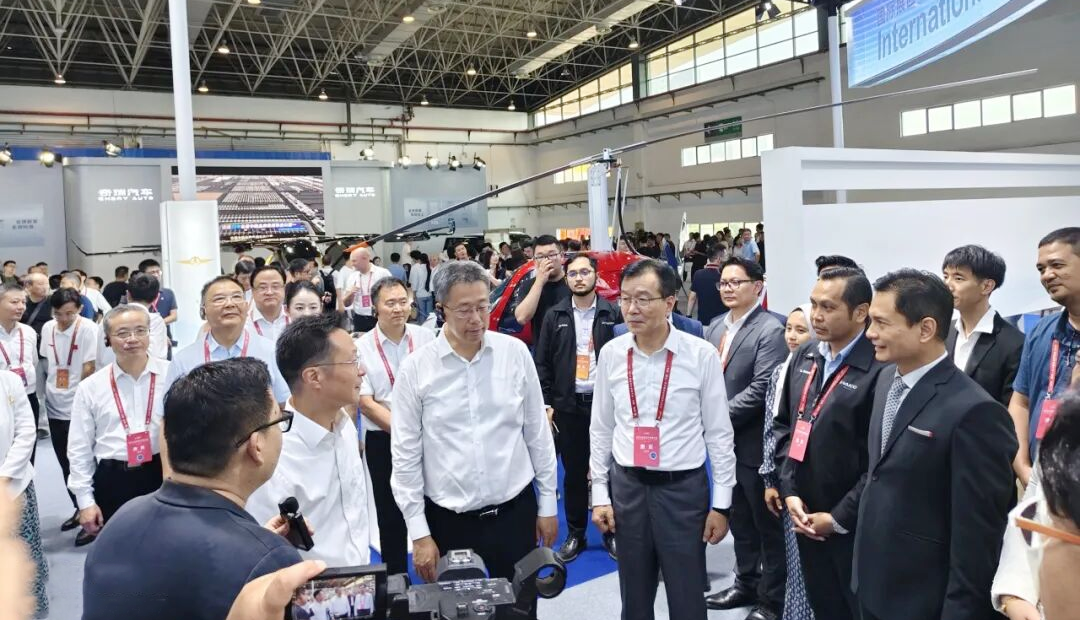 中國信息協會會長王金平出席2025低空經濟發展大會